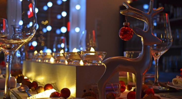 decoratief kerstdiner met wijnglazen en een rendier